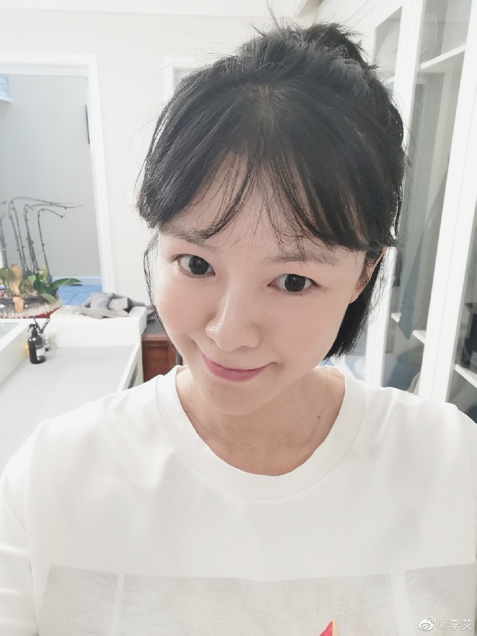 4月24日，李艾在微博上晒出自己的脚和脸