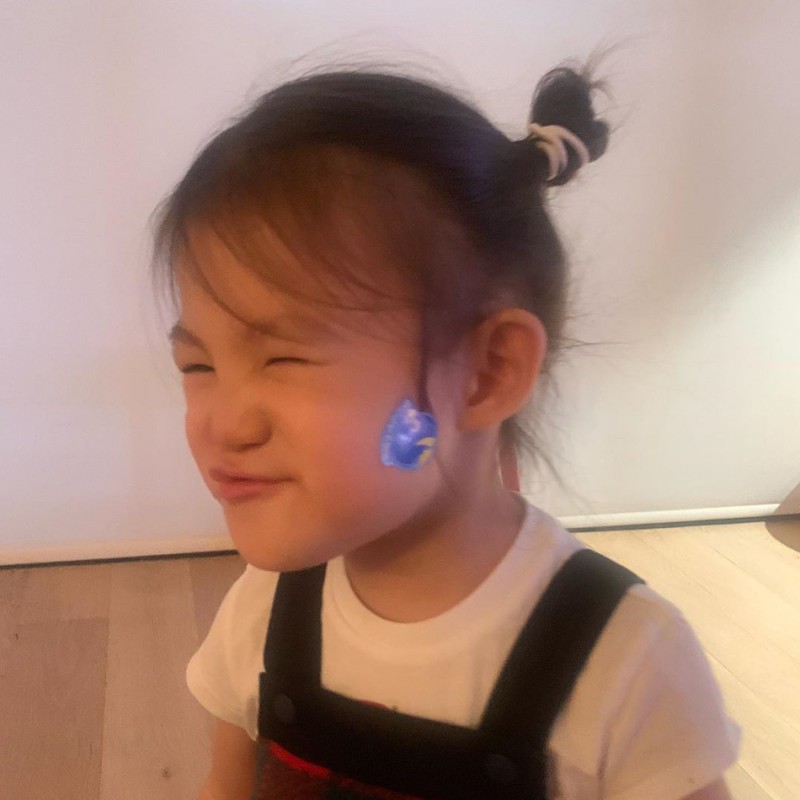 陈冠希女儿搞笑卖萌照 可爱萌宝神似老爸