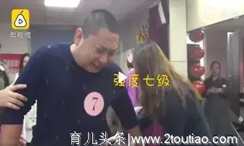 准爸爸体验十级分娩，无法忍受掩面痛哭！