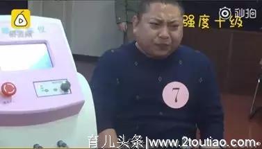 准爸爸体验十级分娩，无法忍受掩面痛哭！