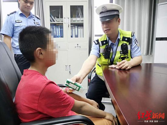 民警拿食物给小孩