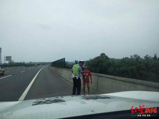 小孩赤脚走高速，被民警发现